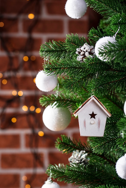 Brinquedo da árvore de Natal em forma de casa de passarinho