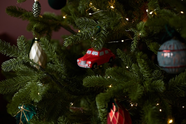 Brinquedo de abeto de Natal em forma de carro retrô vermelho na árvore de Natal