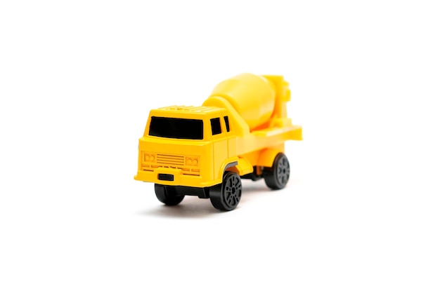 Brinquedo de automóvel de caminhão de caminhão betoneira de plástico amarelo pequeno colorido isolado na maquete de fundo branco com brinquedos de espaço de cópia para crianças desenvolvimento de crianças brincando de diversão infantil