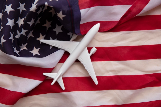 Brinquedo de avião de fundo de voo dos Estados Unidos em uma bandeira de início e listras