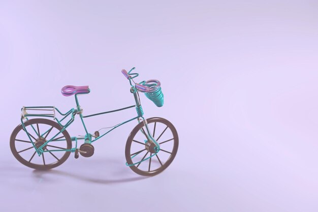 Foto brinquedo de bicicleta contra fundo roxo