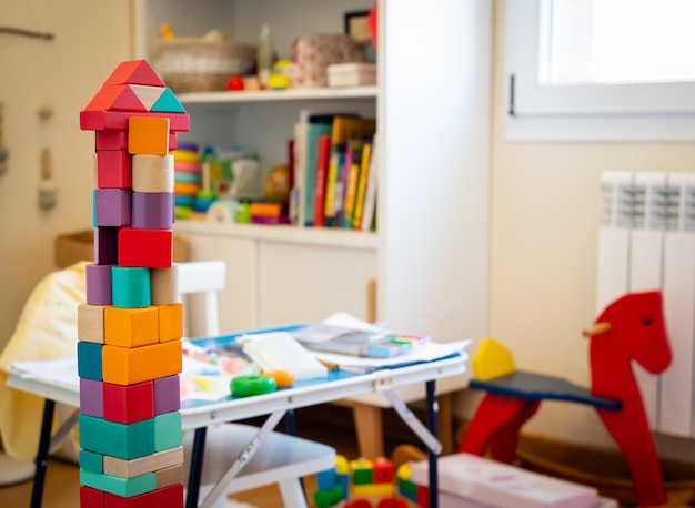 Brinquedo de blocos de madeira coloridos brilhantes. torre de construção de tijolos, castelo, quarto das crianças como um