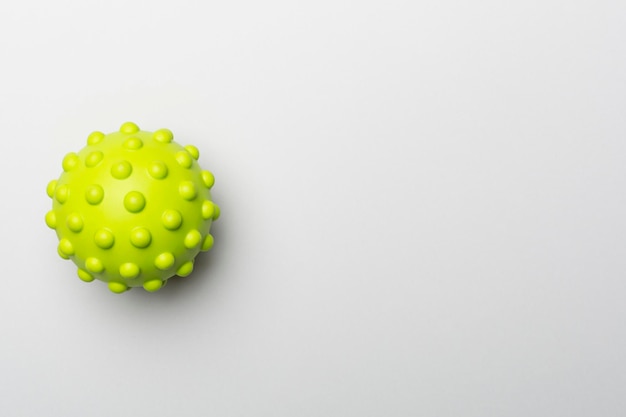 Brinquedo de bola verde pontiagudo para animal de estimação na cor de fundo