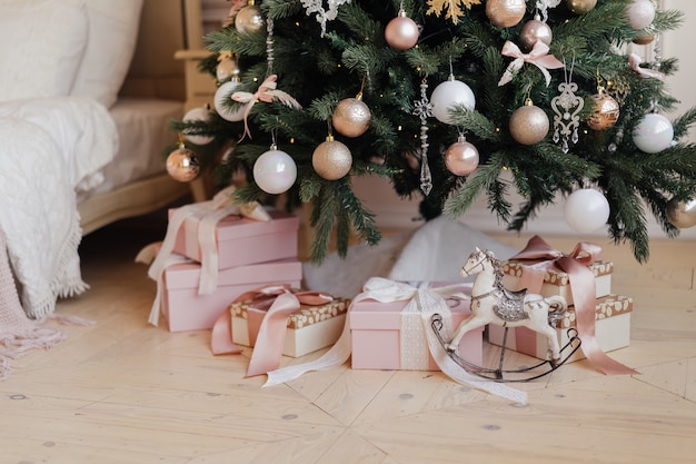 Brinquedo de cavalo vintage e um presente debaixo de uma árvore de Natal