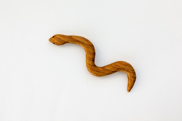 Brinquedo de cobra de madeira feito à mão orgânico isolado no branco