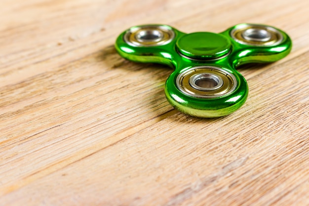 Brinquedo de fidget Spinner para aliviar o estresse na mesa de madeira