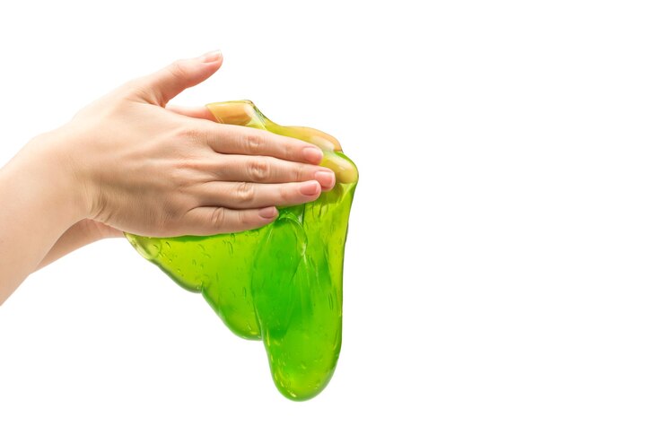 Foto brinquedo de limo verde na mão de uma mulher isolado no branco