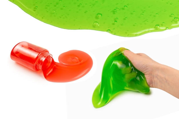 Brinquedo de limo verde na mão de uma mulher isolado no branco
