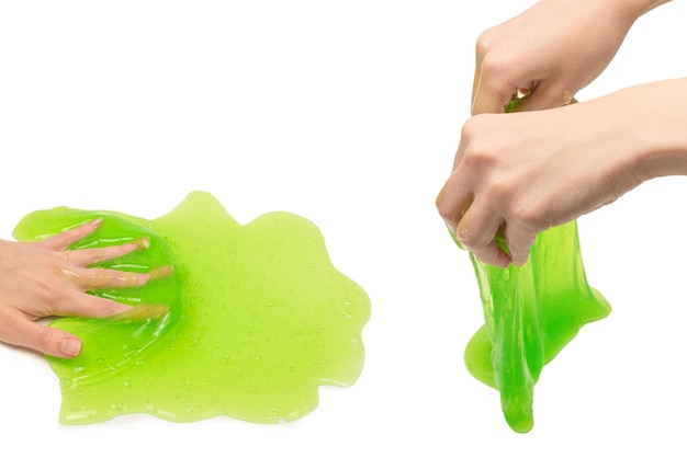 Brinquedo de lodo verde na mão da mulher isolado no fundo branco