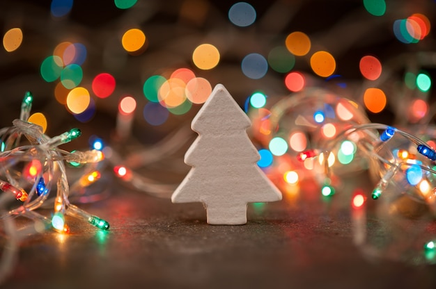 Brinquedo de madeira em forma de árvore de natal