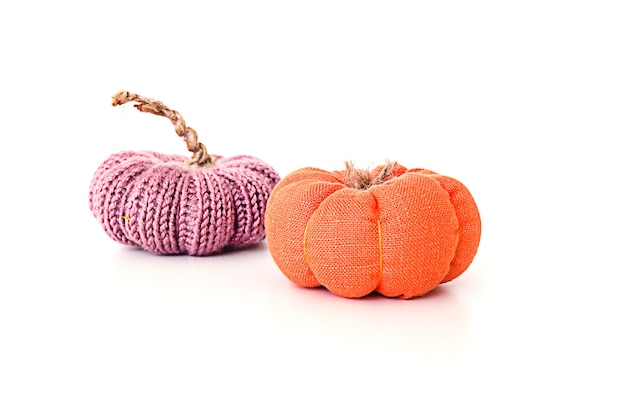 Brinquedo de malha roxa e laranja miniatura de abóbora isolada