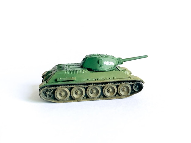 Brinquedo de modelo de tanque da Segunda Guerra Mundial isolado em fundo branco