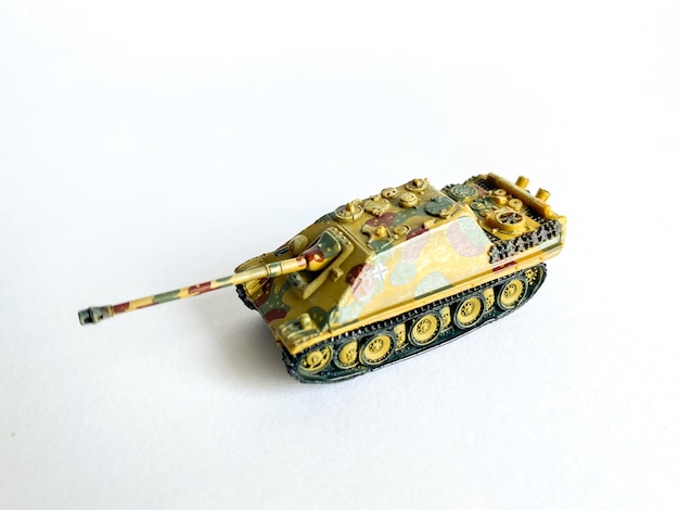 Brinquedo de modelo de tanque da Segunda Guerra Mundial isolado em fundo branco