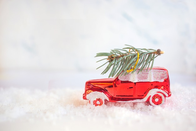 Brinquedo de Natal em um fundo de neve.