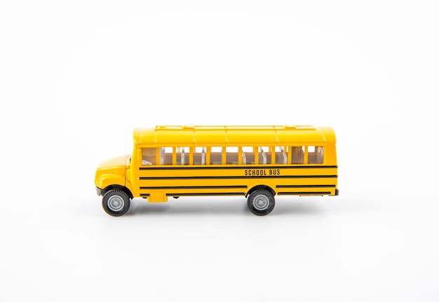 Brinquedo de ônibus amarelo isolado no fundo branco