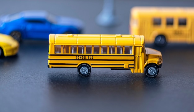 O brinquedo do ônibus escolar morre veículos moldados amarelo