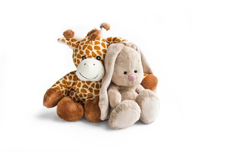Brinquedo de pelúcia girafa branca e marrom e coelho cinza isolado em um fundo branco