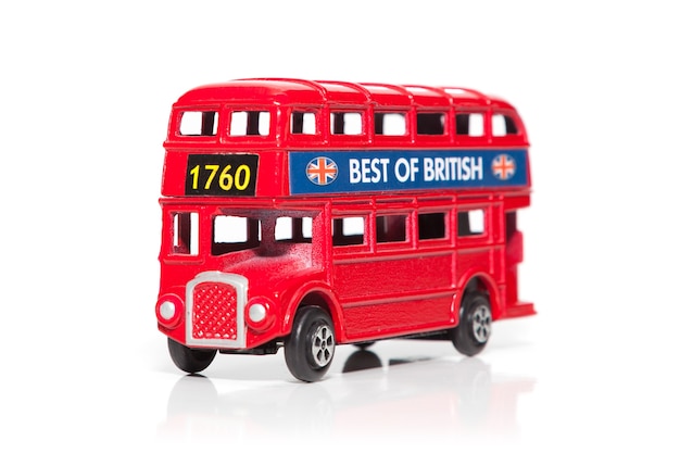 Brinquedo em miniatura do ônibus vermelho Doubledecker, lembranças tradicionais de Londres, isolado no branco