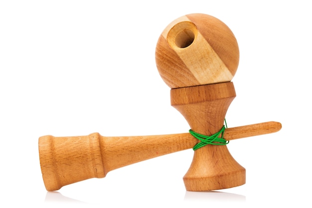 Brinquedo infantil de madeira kendama com fios verdes isolados no fundo branco