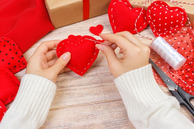 Brinquedo macio coração-dado forma feito a mão vermelho, dia de são valentim, relacionamento romântico, estilo de vida saudável, presente bonito, amor e conceito dos cuidados médicos. feriado decorar dia dos namorados