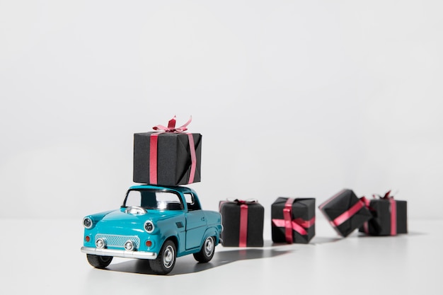 Foto brinquedo para carro azul com caixas de presentes
