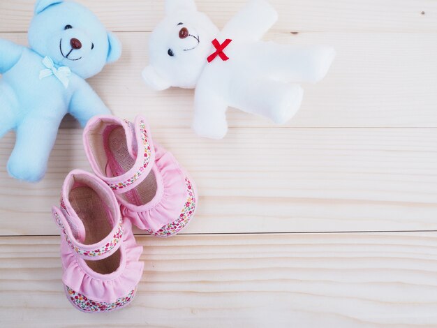 Brinquedo pequeno ursos de pelúcia e sapato infantil