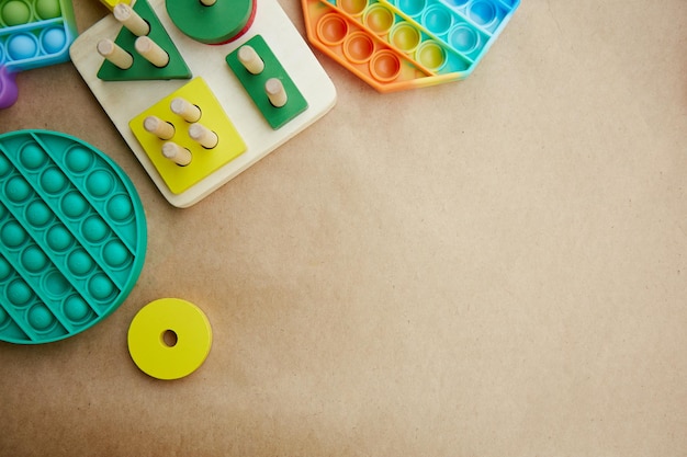 Brinquedo sensorial antiestresse colorido e brinquedos de madeira ecológicos Brinquedo pop da moda para o desenvolvimento de habilidades motoras finas Fidget sensorial do arco-íris Copiar espaço