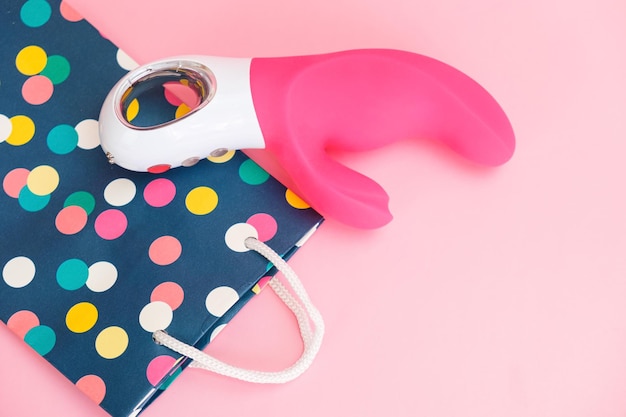 Brinquedo sexual adulto à prova d'água de silicone seguro para o corpo em saco de papel de presente em fundo rosa