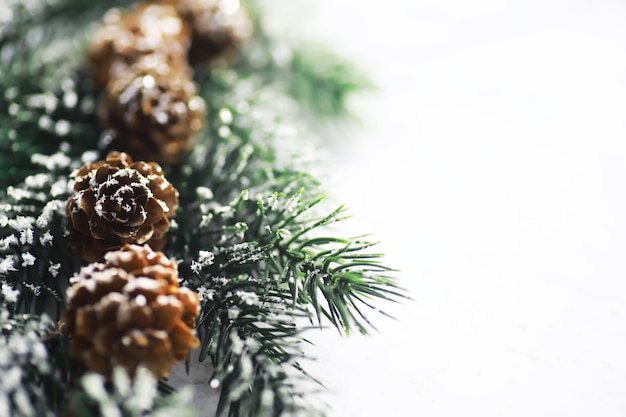 Brinquedos artesanais de árvores perenes, flocos de neve, globos e galho de pinheiro em fundo de pedra, cartão de Natal com espaço para desejo de texto