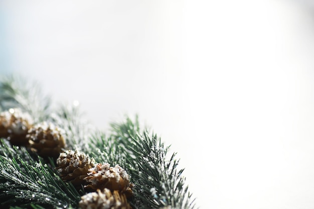 Brinquedos artesanais de árvores perenes, flocos de neve, globos e galho de pinheiro em fundo de pedra, cartão de Natal com espaço para desejo de texto