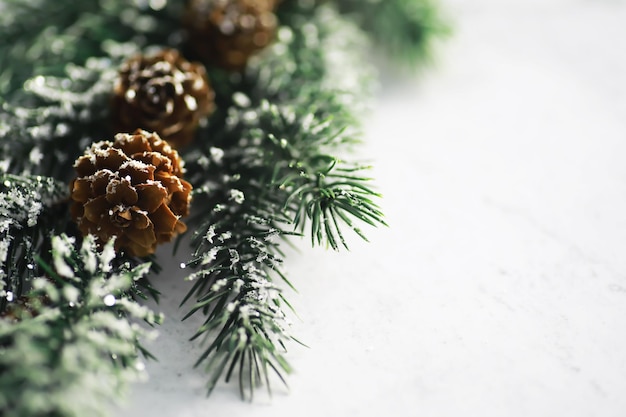 Brinquedos artesanais de árvores perenes, globos de flocos de neve e galho de abeto em fundo de pedra Cartão de saudação de Natal com espaço para desejo de texto