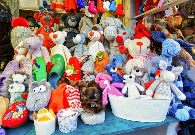 Brinquedos de animais feitos à mão em exposição à venda no mercado de Natal de Riga, na Letônia. No mercado as pessoas podem comprar roupas quentes, lembranças, comidas e bebidas tradicionais