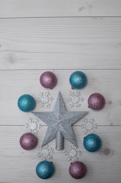 Brinquedos de árvore de natal flatlay de natal e decoração de estrela de prata