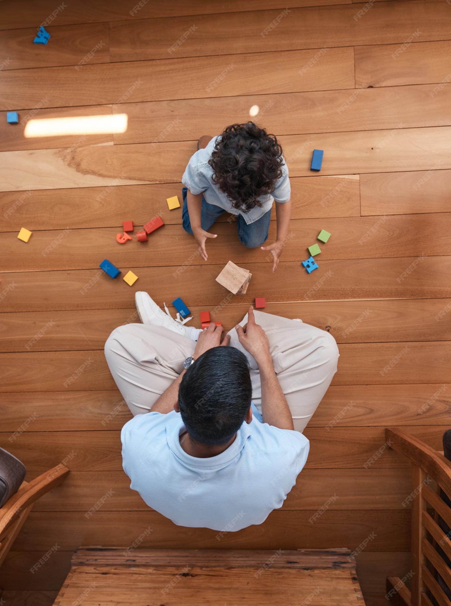 Blocos de construção crianças felizes e chão com brinquedos para jogar jogos  educativos e de união em casa desenvolvimento infantil familiar e meninos e  meninas desfrutam de atividades criativas aprendendo e relaxando