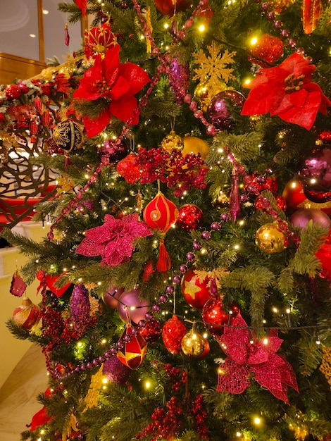 brinquedos de bolas vermelhas de natal no close-up da árvore de natal