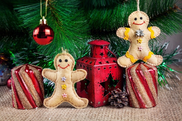 Brinquedos de gengibre perto da árvore de Natal