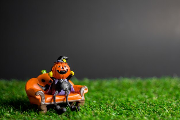 Foto brinquedos de halloween na grama.