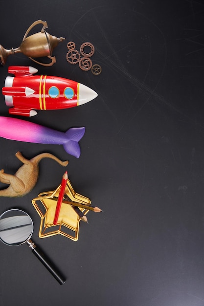 Brinquedos de infância rocket dinosaurtrophy e star penholder no quadro-negro