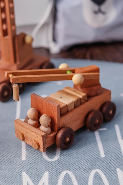 Brinquedos de madeira artesanais no interior do quarto cores pastel menta e cinza