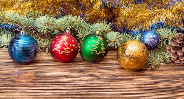 Brinquedos de Natal com galho de árvore de Natal e enfeites de Natal. Cartão de ano novo.