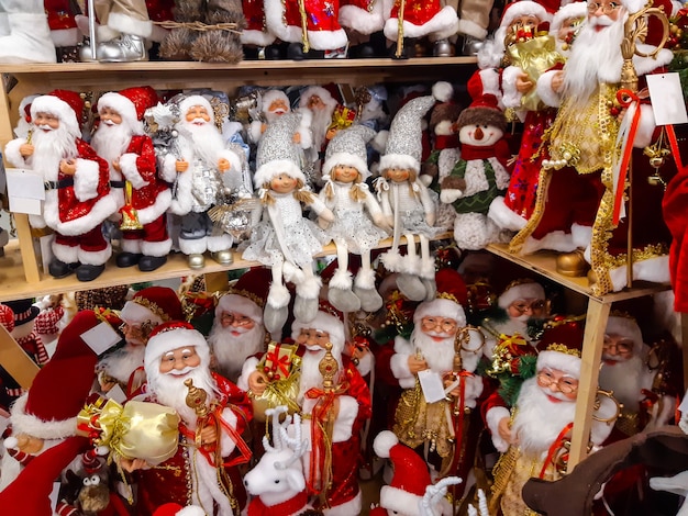 Brinquedos de Natal e Ano Novo em uma prateleira em uma loja. Comércio festivo de inverno no Natal