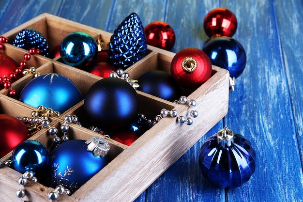 Brinquedos de Natal em caixa com close-up de mesa de madeira