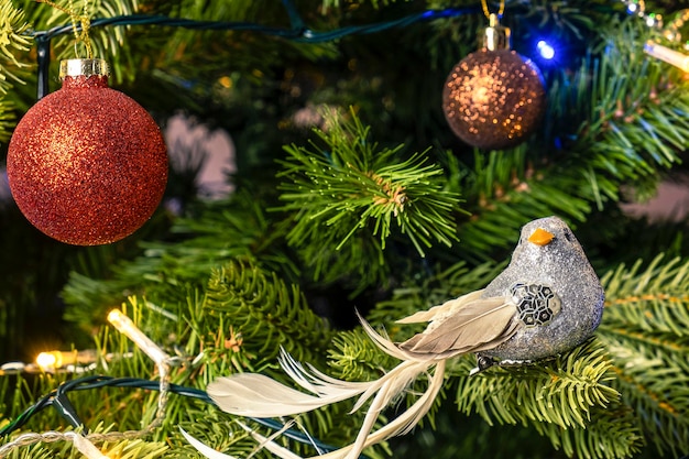 Brinquedos de Natal em uma árvore de Natal.