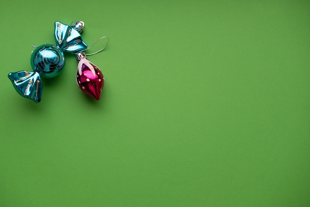 Foto brinquedos de natal na parede verde com lugar para o conceito de texto natal e ano novo