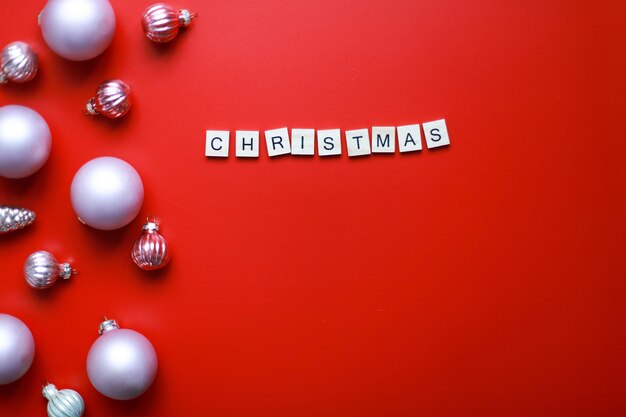 Brinquedos de Natal planos sobre um fundo vermelho Palavra natal de letras sobre fundo vermelho