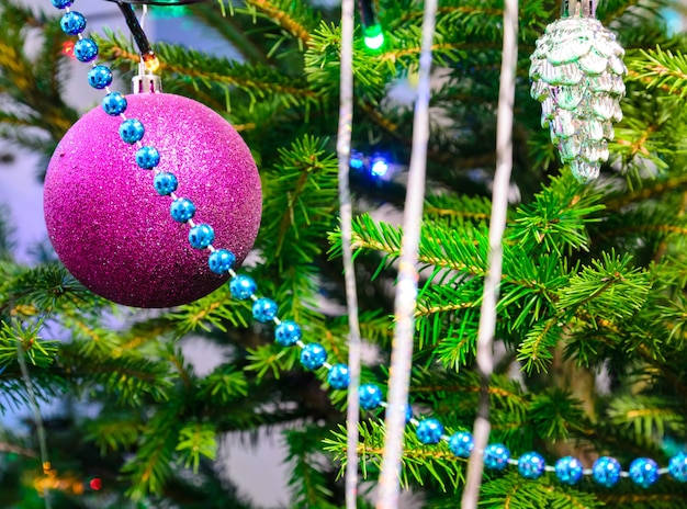 Brinquedos e decorações de Natal na véspera do feriado