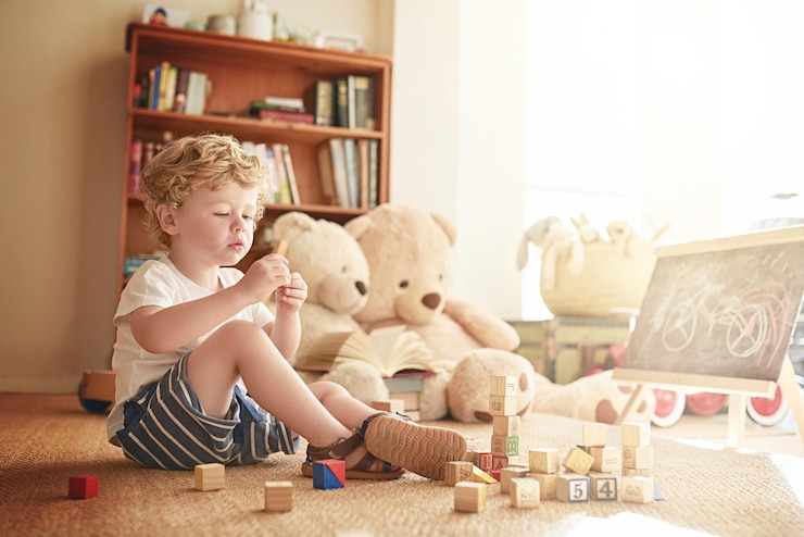 Foto brinquedos e jogos infantis no chão do quarto para crescimento de desenvolvimento e aprendizagem pela manhã blocos de madeira educação e criança ou menino em casa para pensar criatividade e números para estudante montessori