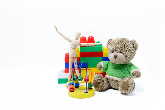 Brinquedos educativos coloridos para crianças em uma superfície branca