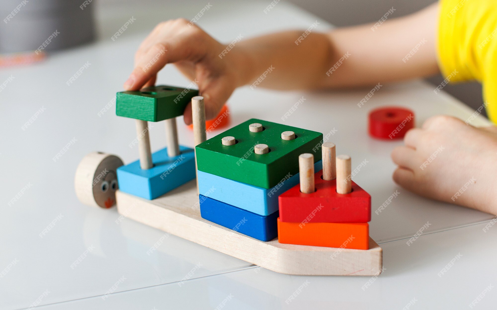 Garotinho De 2 Anos é Tocado Com Uma Pirâmide De Madeira. Brinquedos  Lógicos Educativos Para Crianças. Jogos Montessori Para Crian Foto de Stock  - Imagem de eduque, jogo: 201508416