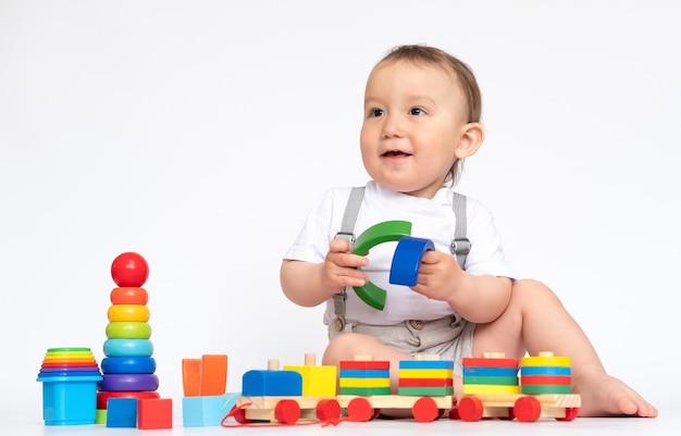 Brinquedos educativos para bebês Brinquedos de madeira coloridos em fundo branco Educação infantil Brinquedo montessório